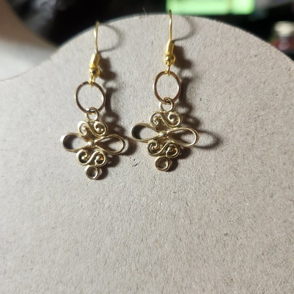 Small Gold Tone Hook Intriacte Design Earrings NWT Style Tony Alexander Jewelry - Picture 1 of 2